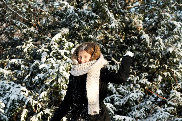 Mujer joven lanzando bola de nieve — Foto de Stock