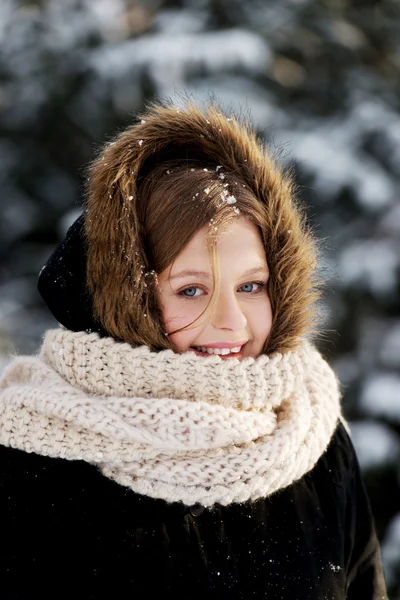 Jovem mulher ao ar livre no inverno — Fotografia de Stock