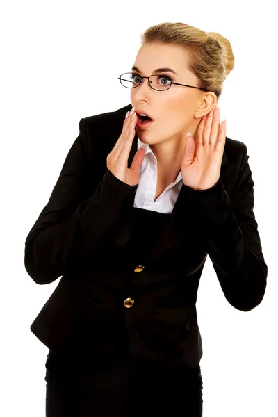 Young businesswoman overhears a conversation. — Stock Photo, Image