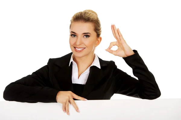Happy affärskvinna innehav Tom billboard — Stockfoto