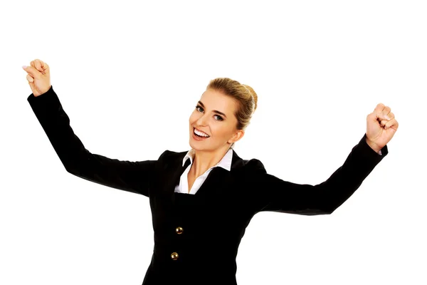 Joven mujer de negocios feliz con los brazos levantados. Concepto ganador —  Fotos de Stock