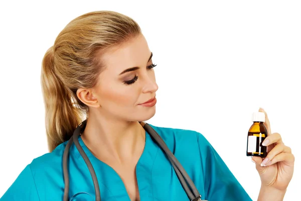 Female nurse or doctor holding medicine bottle in the hand — Stock Photo, Image