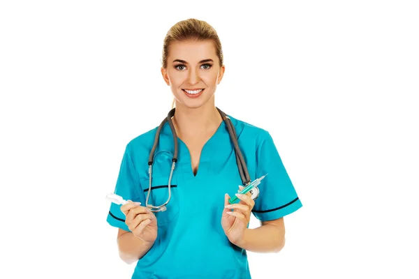 Female nurse or doctor preparing an injection — Stock Photo, Image