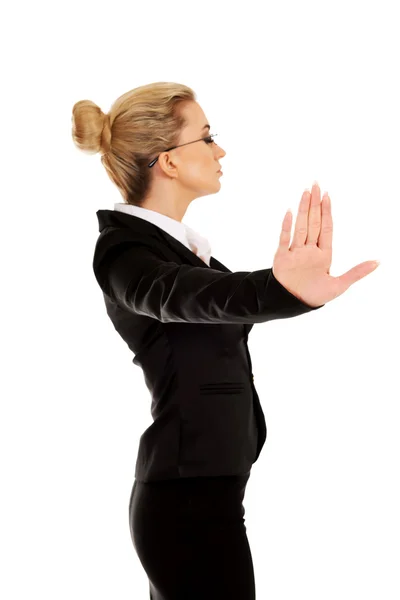 Бізнес-леді показують NO жест з впевненим виразом — стокове фото