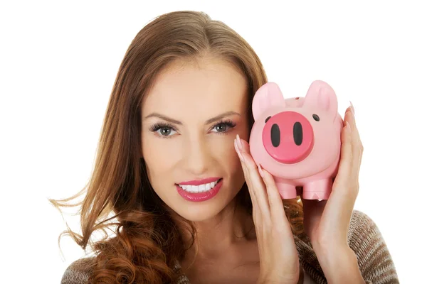 Mujer casual sosteniendo alcancía . — Foto de Stock