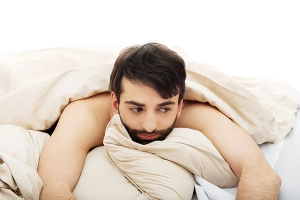 Hombre despertando en el dormitorio . —  Fotos de Stock