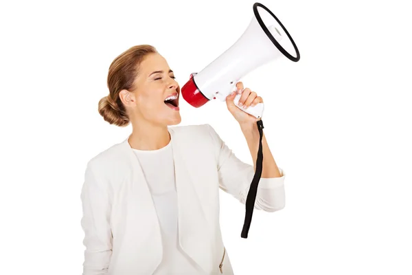 Mooie zakenvrouw schreeuwen via megafoon — Stockfoto