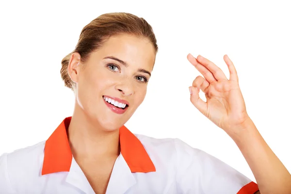 Jonge glimlach vrouwelijke verpleegkundige of Arts gebaren — Stockfoto