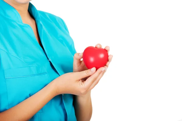 Joven doctora o enfermera sosteniendo un juguete del corazón —  Fotos de Stock