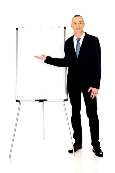 Man uitvoerende presentatie op flip-over — Stockfoto
