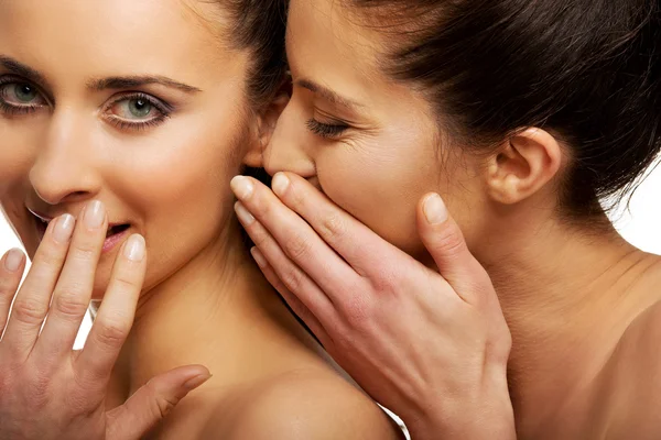 Zwei schöne Frauen flüstern. — Stockfoto