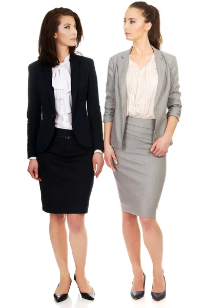 Twee vrouwen in office outfits op zoek naar elkaar. — Stockfoto