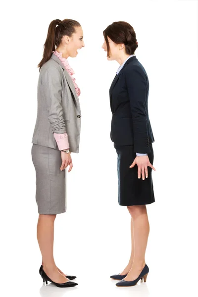 Boos businesswomans schreeuwen bij elkaar. — Stockfoto