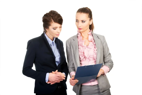 Two businesswomans discussing with eachother. — Stock Photo, Image