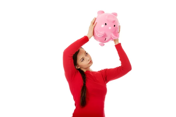 Gelukkig jonge vrouw schudden spaarpot — Stockfoto