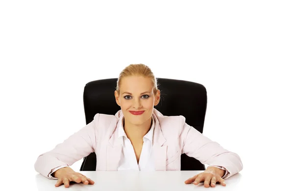 Mujer de negocios feliz sentado detrás del escritorio —  Fotos de Stock