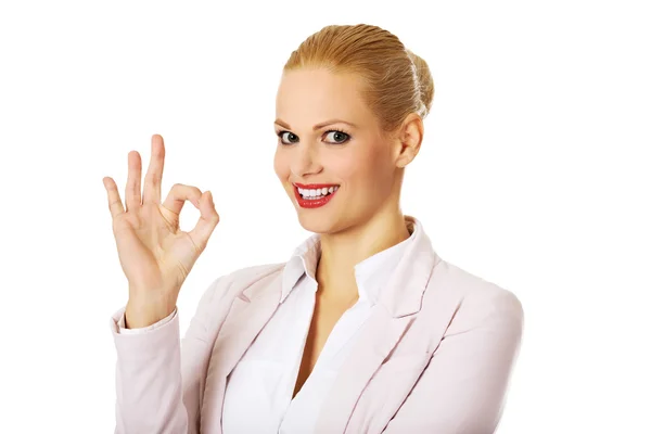 Joven feliz mujer de negocios muestra signo OK —  Fotos de Stock