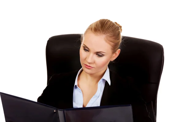 Hermosa mujer de negocios sentada en sillón y leyendo notas — Foto de Stock