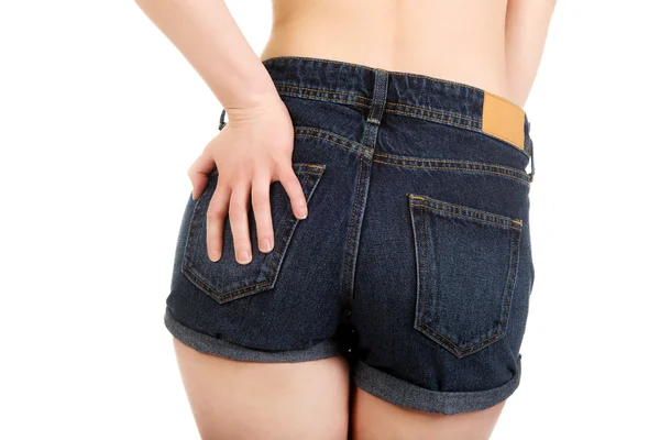光着膀子女人穿着牛仔裤短裤. — 图库照片
