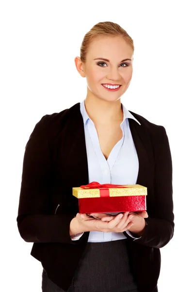 Smiling young business womamn holding present box Royalty Free Stock Photos
