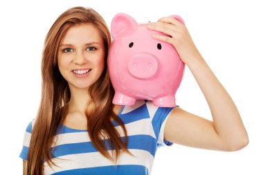 Kumbarayı tutan mutlu genç kadın