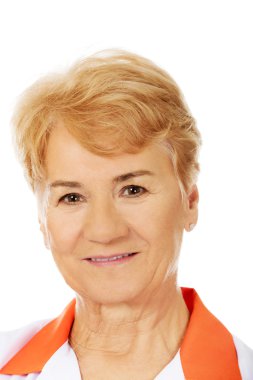 Yaşlı kadın doktor veya hemşire gülümse