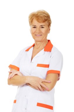 Yaşlı kadın doktor veya hemşire katlanmış silah ile gülümse