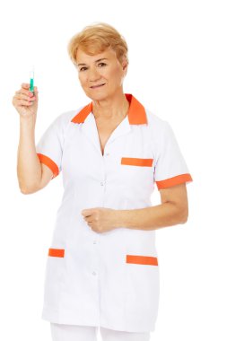 Yaşlı kadın doktor gülümseme ya da hemşire şırınga tutar