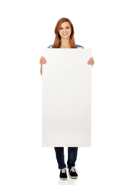 Adolescente segurando um banner em branco — Fotografia de Stock