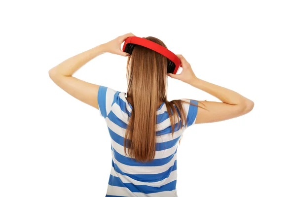 Mujer joven con auriculares escuchando música — Foto de Stock