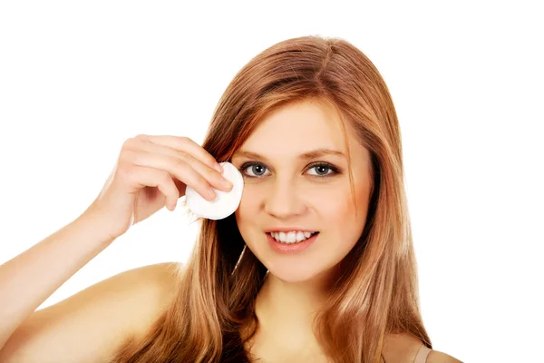 Adolescente donna rimozione trucco con pad di cotone — Foto Stock