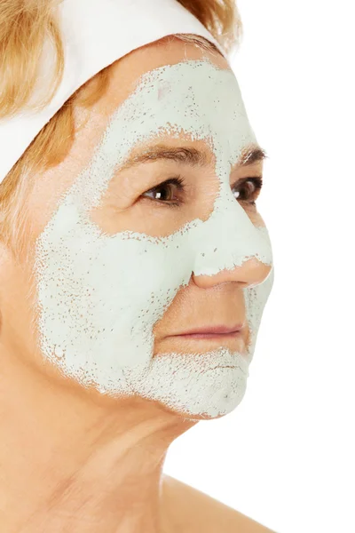 Mujer anciana relajada en máscara facial — Foto de Stock