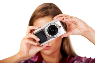 Genç gülümseyen kadın eski fotoğraf makinesi ile fotoğraf yapma