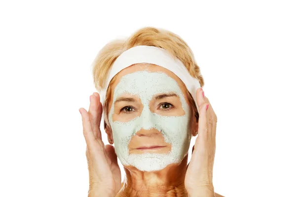 Wanita tua yang santai dalam masker wajah — Stok Foto