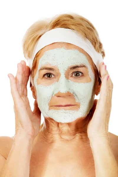 Yaşlı kadında rahat: yüz maskesi — Stok fotoğraf