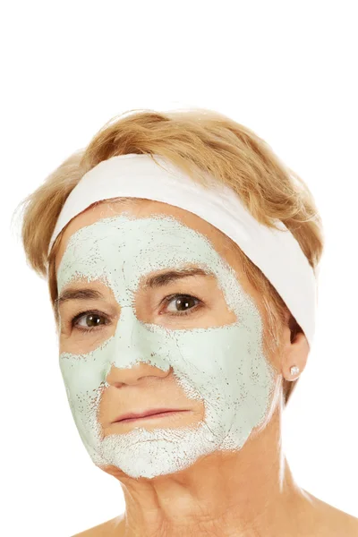 Femme âgée détendue en masque facial — Photo