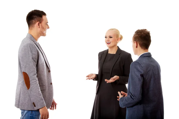 Equipe de negócios feliz conversando juntos — Fotografia de Stock