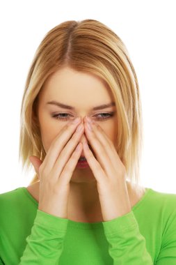 sinüs ağrısı olan kadın.