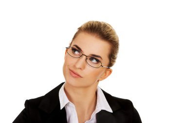 genç bir kadın bazı kavram hakkında düşünme