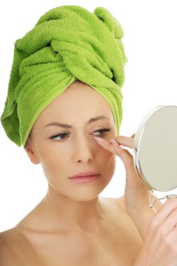 Bir ayna ile güzel kadın.