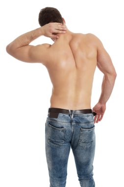 Boynunda duygu acı atletik adam.