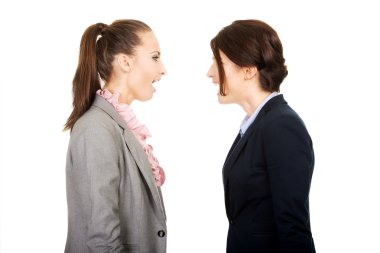 Kızgın businesswomans birbirine çığlık.