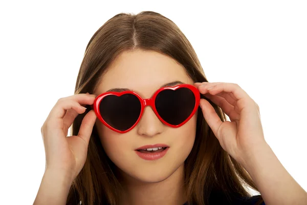 Sorprendido adolescente mujer usando gafas de sol . — Foto de Stock