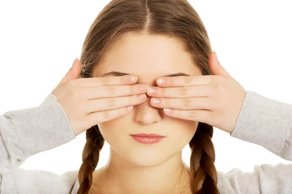 Adolescente mujer cubriendo sus ojos . — Foto de Stock