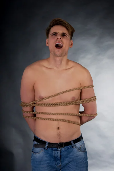 Gemarteld man verbonden met een touw. — Stockfoto