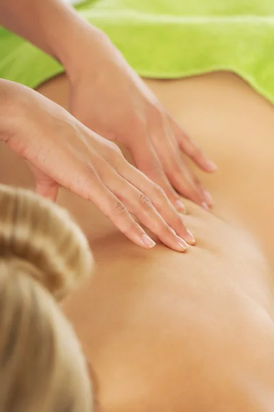 Ung kvinna har massage. — Stockfoto