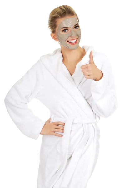 Junge Frau mit Gesichtsmaske zeigt Okay-Zeichen. — Stockfoto