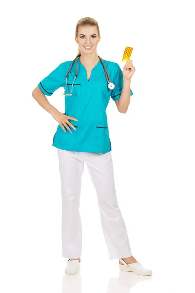 Enfermera o médico joven sosteniendo pastillas — Foto de Stock