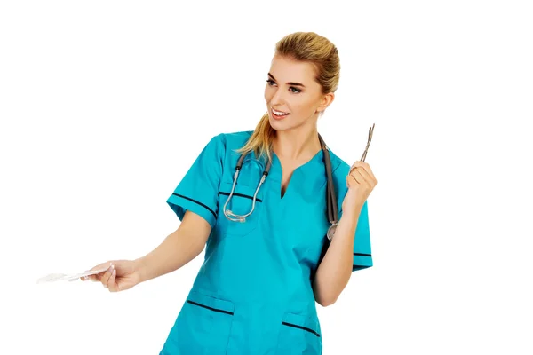 Enfermera sosteniendo gasa y tijeras —  Fotos de Stock