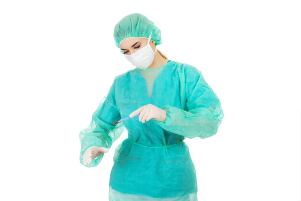 Chirurgien femme médecin avec un scalpel effectue la chirurgie — Photo